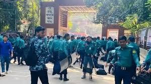 তিতুমীর কলেজে বিপুল পুলিশ মোতায়েন